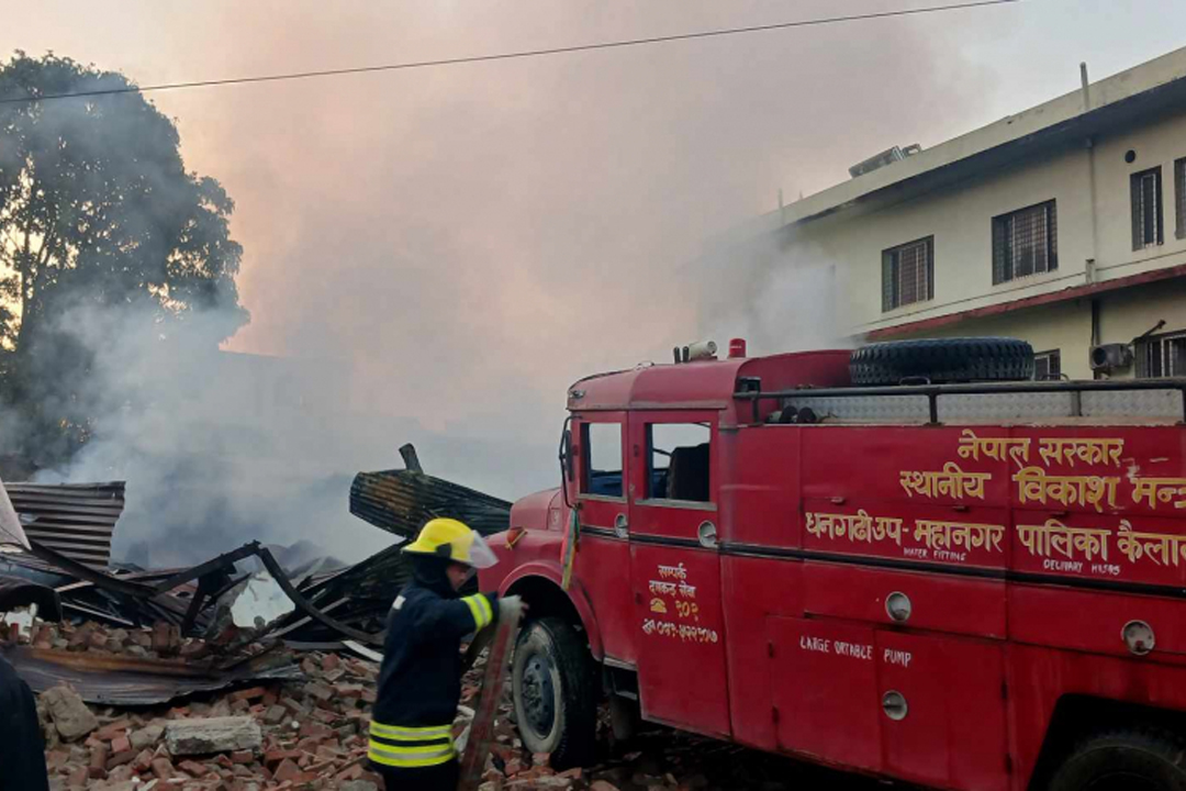 धनगढी बजारमा भिषण आगलागी, एक अस्पतालसहित ८ पसलमा क्षति 